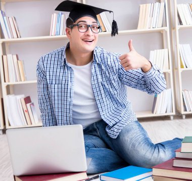 Genç öğrenci kitaplarla çalışıyor.