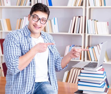 Kitapları olan genç bir öğrenci sınavlara hazırlanıyor.