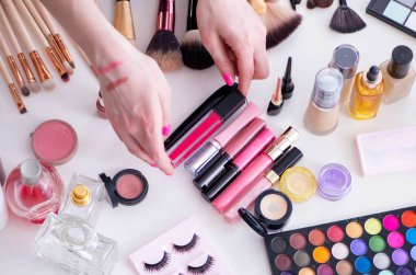 Masada gösterilen makyaj ürünlerinin koleksiyonu