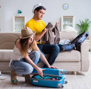Genç bir aile seyahat için hazırlanıyor.