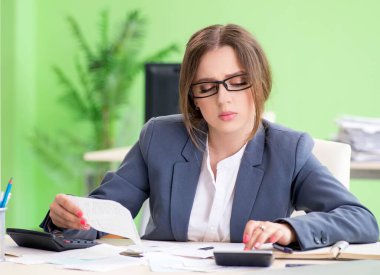 Ofiste çalışan kadın finans müdürü.