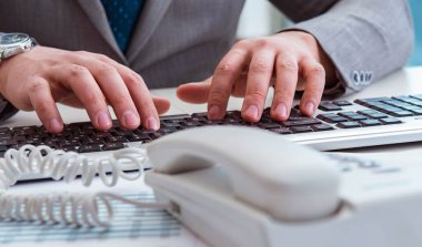 Raporlarla klavyede çalışan finans uzmanı