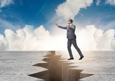 Belirsizlik kavramında gözü kapalı iş adamı