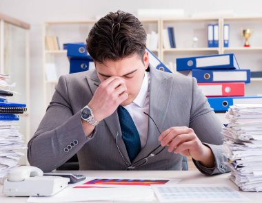 İşadamı evrak işleriyle meşgul.