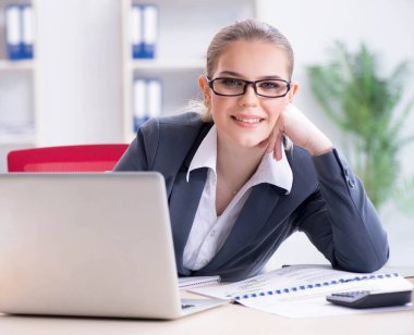 Projede çalışan kadın mimar