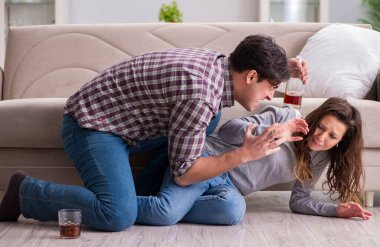 Sarhoş alkoliklerle aile içi şiddet kavramı