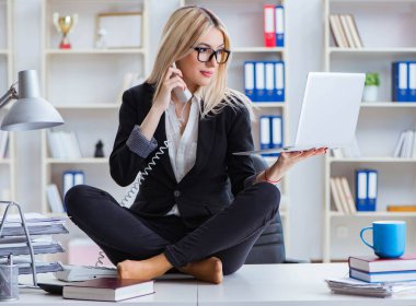 İş kadını ofiste meditasyon yaparken hayal kırıklığına uğradı