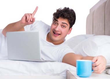 Yatakta uykusuzluk çeken bir adam.