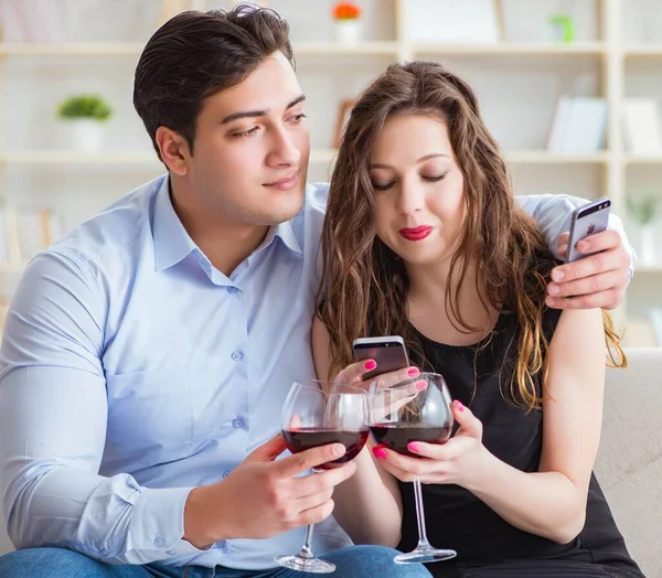 Pareja joven bebiendo vino en concepto romántico — Foto de Stock