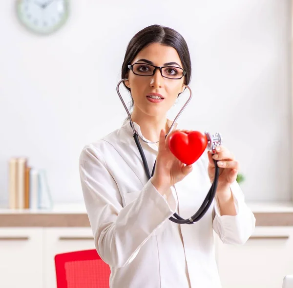 Kalp bakımı konsepti olan genç bir doktor — Stok fotoğraf