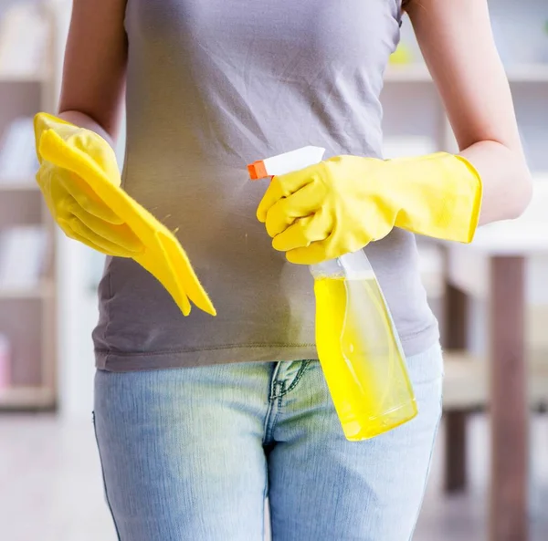 Donna che fa pulizia a casa — Foto Stock