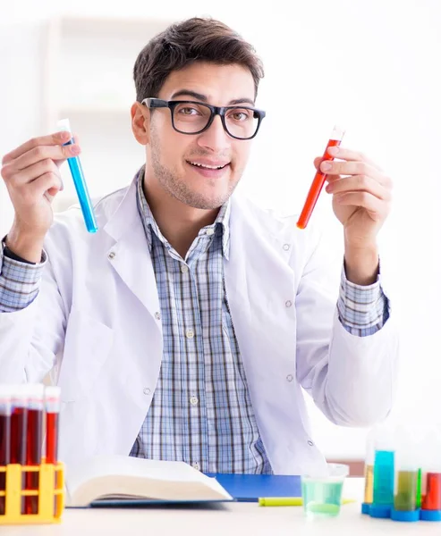 Estudiante de química haciendo experimentos químicos en el aula activi —  Fotos de Stock