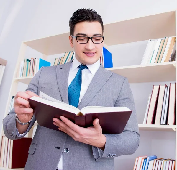 Affärsmannen student läser en bok som studerar i biblioteket — Stockfoto