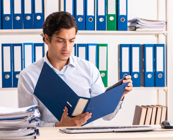 Joven empleado masculino que trabaja en la oficina — Foto de Stock