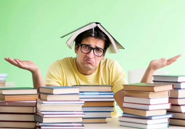 Student mit zu vielen Büchern zum Lesen vor der Prüfung — Stockfoto
