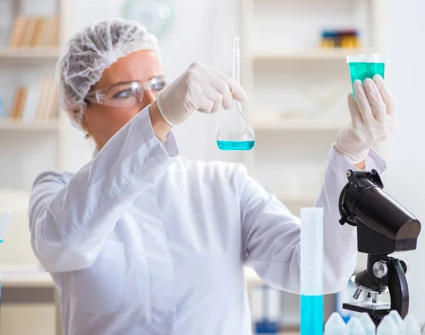 Mujer química que trabaja en el laboratorio de la clínica hospitalaria — Foto de Stock