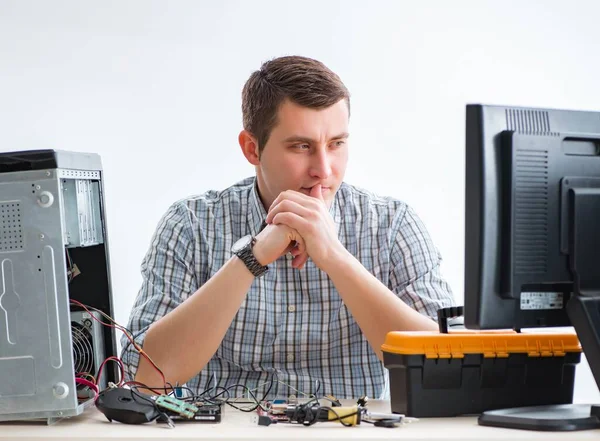 Jonge technicus repareert computer in werkplaats — Stockfoto