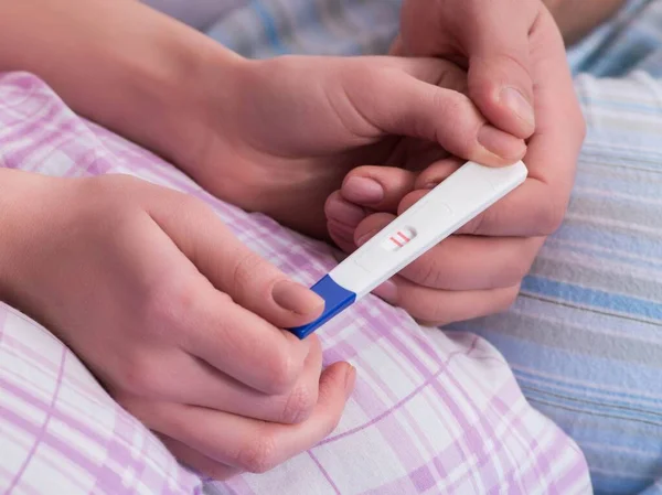 Jonge familie met zwangerschapstest resultaten — Stockfoto