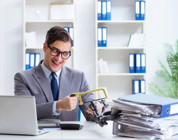 Beschäftigter Angestellter an Schreibtisch gekettet — Stockfoto