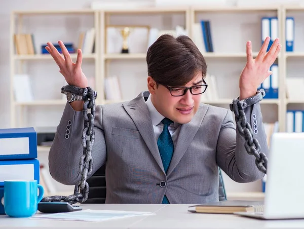 Empresario atado con cadenas a su trabajo — Foto de Stock