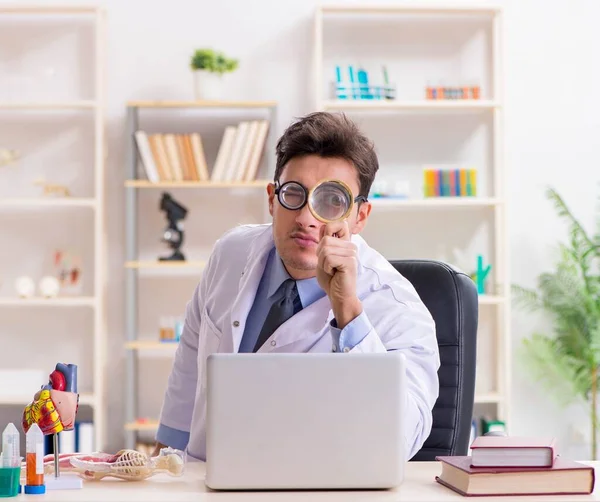 Doutor engraçado se divertindo no laboratório do hospital — Fotografia de Stock