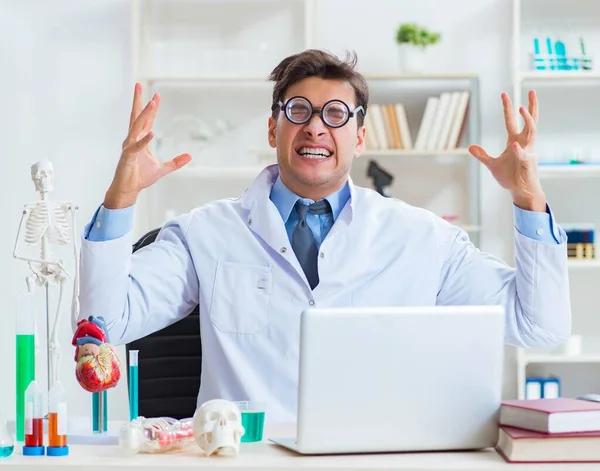 Divertente medico divertirsi in laboratorio ospedaliero — Foto Stock