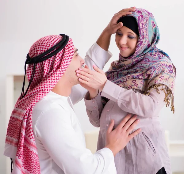 गर्भवती पत्नी के साथ युवा अरब मुस्लिम परिवार बच्चे की उम्मीद — स्टॉक फ़ोटो, इमेज