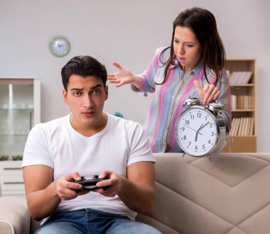 Bilgisayar oyunları bağımlılığından muzdarip genç aile