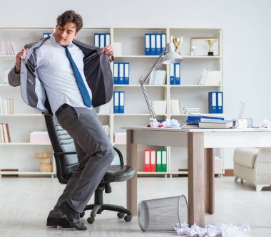 İş adamı işte ara verirken eğleniyor.