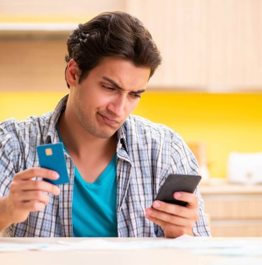 Bütçe planlama konseptinde genç bir koca