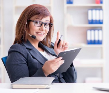 Müşterilerle çalışan çağrı merkezi operatörü