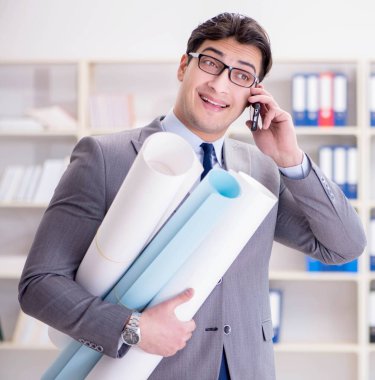 İşadamı mühendis taslak çizimleri ile