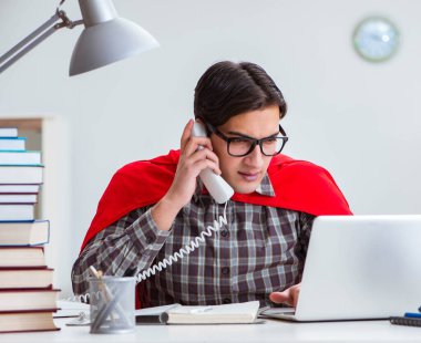 Sınavlara çalışan süper kahraman öğrenci.