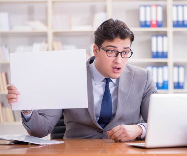 Ofisteki işadamı elinde boş bir mesaj panosu tutuyor.