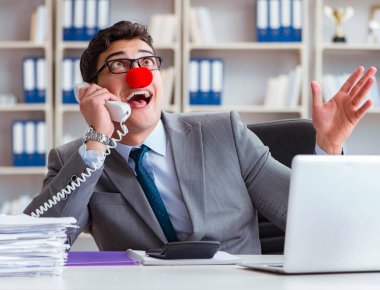 Palyaço işadamı ofiste eğleniyor.