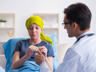 Clini 'de tıbbi konsültasyon için doktoru ziyaret eden kanser hastası.