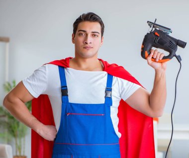 Evde çalışan süper kahraman tamirci.