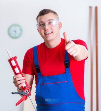 Müteahhit atölyede çalışıyor.