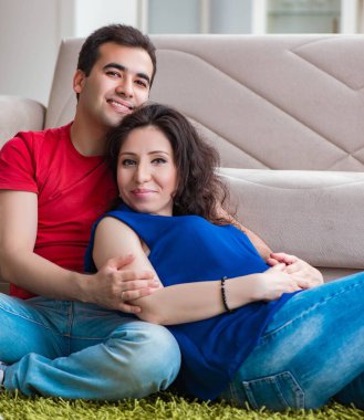 Bir bebek bekleyen genç çift.