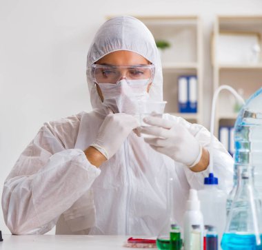 Laboratuvar asistanı su kalitesini test ediyor