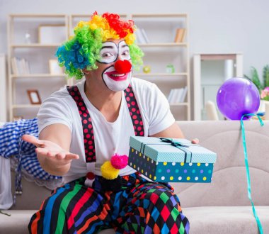 Sarhoş palyaço evde parti veriyor.