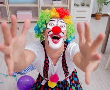 Sarhoş palyaço evde parti veriyor.