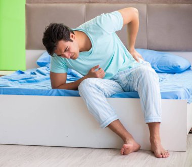 Uyku bozukluğu ve uykusuzluk çeken bir adam.