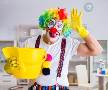 Komik palyaço evde temizlik yapıyor.