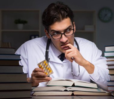 Geceleri üniversite sınavlarına hazırlanan bir tıp öğrencisi.