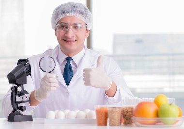 Besin uzmanı gıda ürünlerini laboratuarda test ediyor.