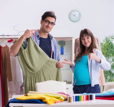 Hamile kadın yeni kıyafet için terziye gidiyor.