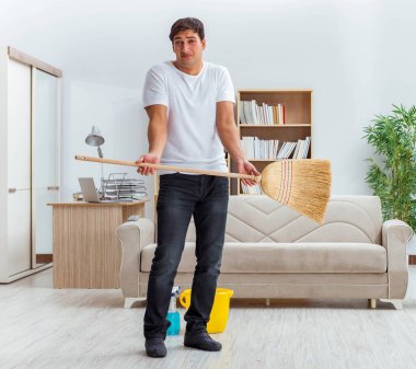 Koca adam evi temizliyor, karısına yardım ediyor.