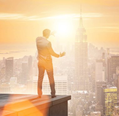 İş adamı iş konseptinde yeni zorluklara hazır