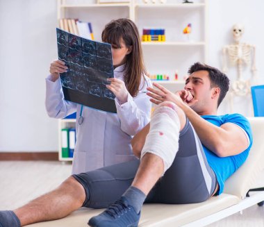 Spor oyuncusu yaralandıktan sonra doktoru ziyaret etti